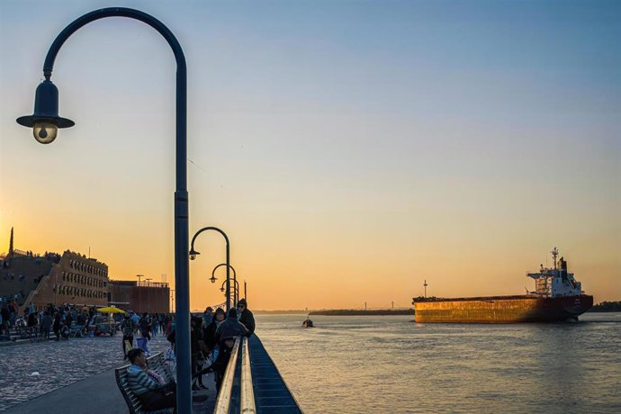 Archivo - Paseo marítimo en Rosario, Argentina