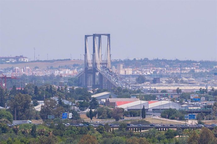 Archivo - Tráfico intenso en las primeras horas en la salida de Sevilla hacia las costas a 30 de junio de 2023 en Sevilla, (Andalucía, España). La DGT ha activado este viernes la primera Operación Especial del Verano 2023, en el que se prevé más de un mil