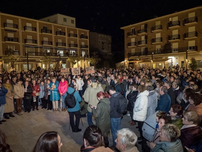 Concentración en Albelda en protesta por la agresión sexual sufrida por una joven vecina del pueblo