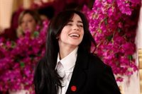 Oscar 2024: Billie Eilish, Mark Ruffalo y otras estrellas lucen pins rojos para pedir el alto el fuego en Gaza