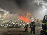 Arden 3.000 metros cúbicos de una nave industrial de chatarra en Leganés