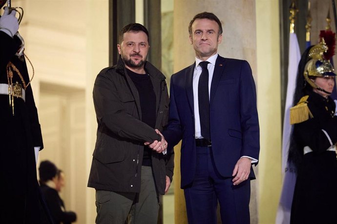 Imagen de archivo del presidente de Francia, Emmanuel Macron, y su homólogo ucraniano, Volodimir Zelenski, en París