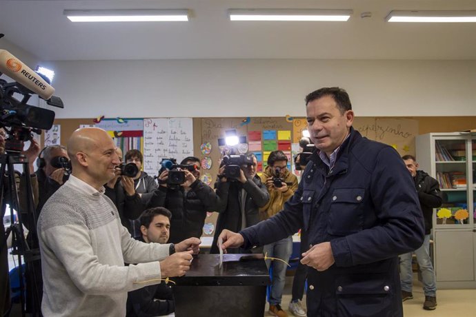 El candidato de Alianza Democrática, el conservador Luis Montenegro, del PSD de Portugal, deposita su voto en las elecciones legislativas anticipadas