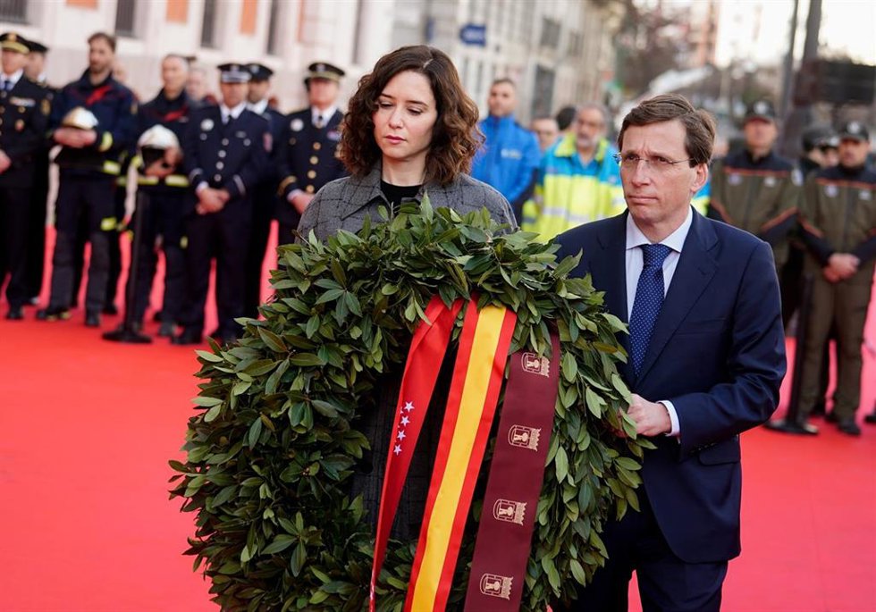 Archivo - La presidenta de la Comunidad, Isabel Díaz Ayuso, y el alcalde de Madrid, José Luis Martínez-Almeida, recuerdan a las 192 víctimas de los atentados del 11-M en 2023