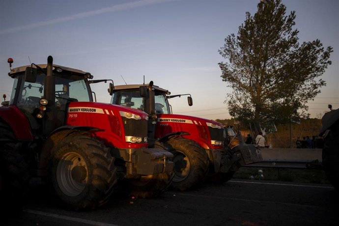 Los agricultores continúan los cortes de carretera en la autopista AP-7