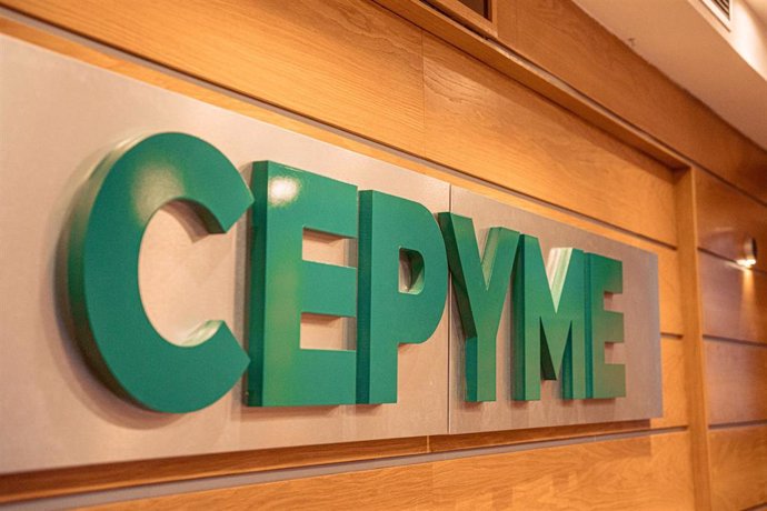 Archivo - Imagen del logo de Cepyme en la pared de la sede de la confederación.