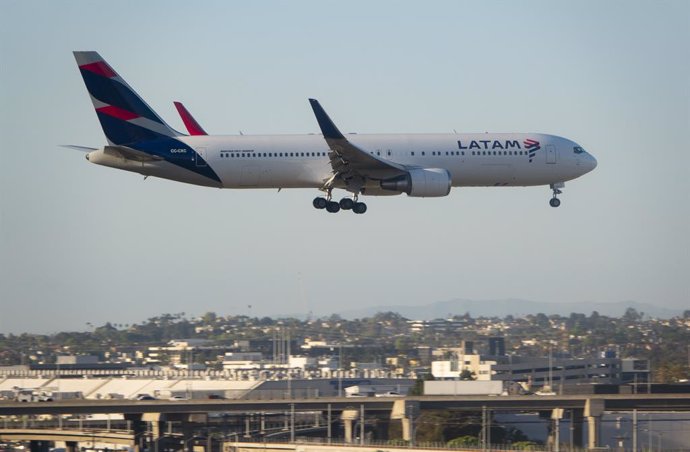 Archivo - April 12, 2022, Los Angeles, California, USA: A LATAM Airlines Boeing 767 aircraft arrives from Lima at Los Angeles International Airport, known as LAX.