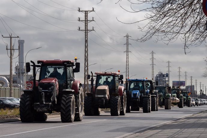 Tractores se dirigen a entrar a Mercabarna, a 13 de febrero de 2024, en Barcelona, Catalunya (España). Las acciones de hoy de los agricultores y ganaderos se han convocado por Unió de Pagesos y Revolta Pagesa en Mercabarna, el Port de Tarragona y en la AP