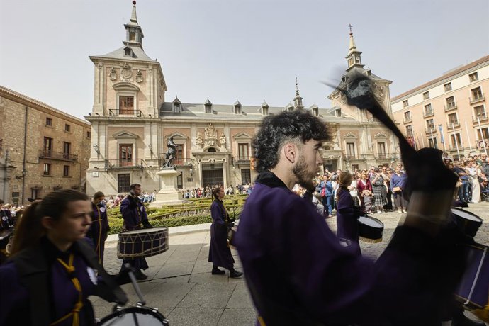 Archivo - Varias personas tocan en una tamborrada maña que se dirige hacia la Plaza Mayor, en Madrid, (España). 