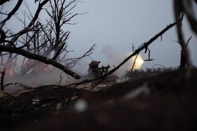 Un soldado del Ejército de Ucrania dispara con un RPG contra posiciones del Ejército de Rusia en la provincia de Donetsk (archivo)