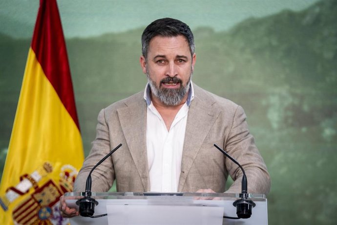 El presidente de Vox, Santiago Abascal, comparece durante el seguimiento de la jornada electoral de los comicios autonómicos de Galicia, en la sede nacional de Vox, a 18 de febrero de 2024, en Madrid (España). 