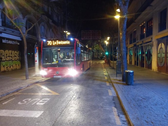 Archivo - Autobús de la EMT en la calle San Vicente