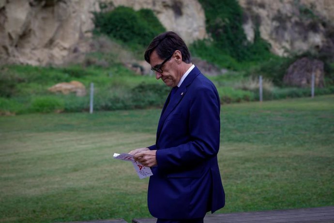 Archivo - El líder del PSC, Salvador Illa, tras una ofrenda floral en la tumba del expresidente de la Generalitat, Lluís Companys, en el Cementiri de Montjuïc, a 15 de octubre de 2023