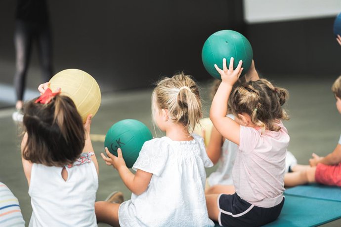 Haurrak kirol campus batean.