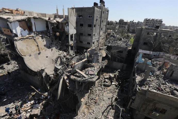 Edificios destruidos por los bombardeos del Ejército de Israel contra el campamento de Nuseirat, en la ciudad de Deir al Balá, situada en el centro de la Franja de Gaza (archivo)