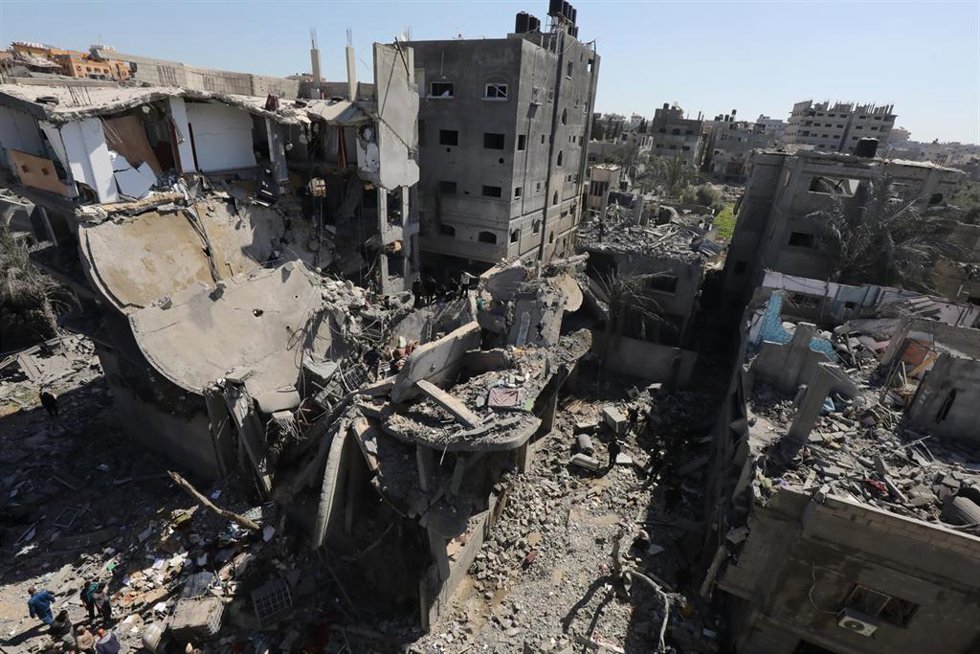 Edificios destruidos por los bombardeos del Ejército de Israel contra el campamento de Nuseirat, en la ciudad de Deir al Balá, situada en el centro de la Franja de Gaza (archivo)