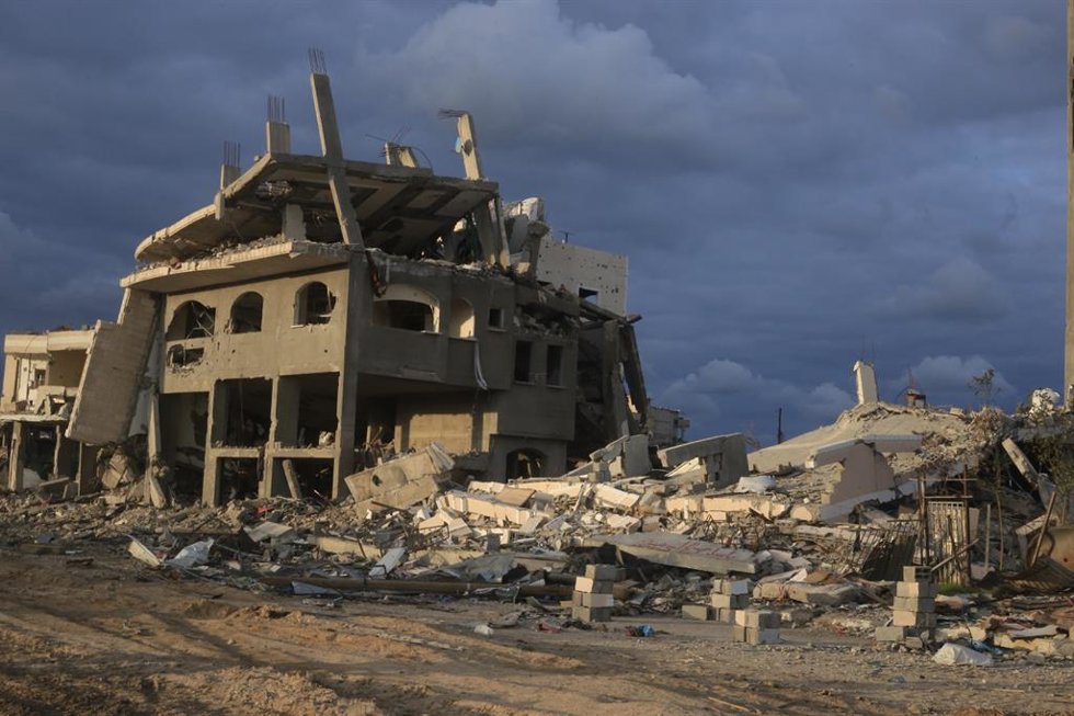 Archivo - Edificios destruidos por los bombardeos del Ejército de Israel contra la ciudad de Gaza, en el norte de la Franja de Gaza (archivo)