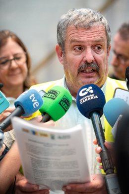 El presidente de la Coordinadora de Organizaciones de Agricultores y Ganaderos de Canarias (COAG), Rafael Hernández, atiende a medios tras una reunión con los representantes de COAG Canarias, en la Delegación del Gobierno de Canarias, a 21 de febrero de