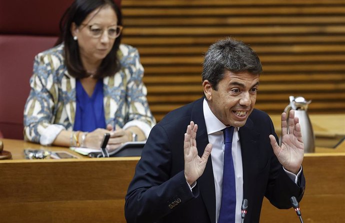 Archivo - El presidente de la Generalitat, Carlos Mazón, interviene durante una sesión de control