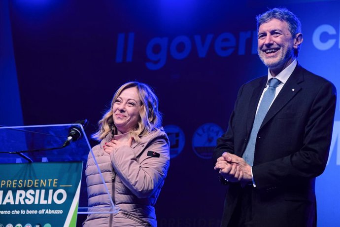 Giorgia Meloni y Marco Marsilio durante un acto de campaña en Pescara