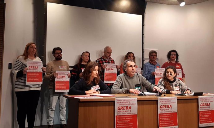 Eva Penas (CCOO), Igor Eozagirre (ELA) e Irati Tobar (LAB) en rueda de prensa en Bilbao para anunciar la huelga del 12 der marzo en el sector público vasco
