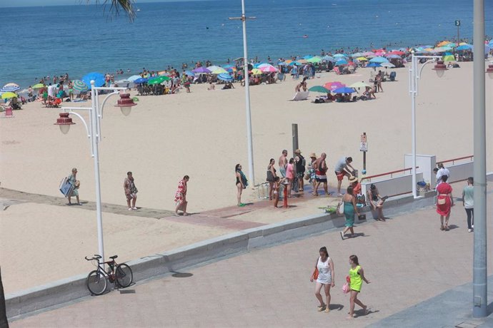 Archivo - Imagen de la playa de la Victoria, a 11 de agosto de 2023 en Cádiz (Andalucía, España). 
