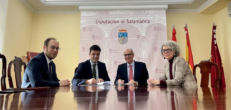 El presidente de la Diputación de Salamanca, Javier Iglesias (c), junto a los representantes de Unicaja, Manuel Rubio (i), director de Banca Comercial de Castilla y León Sur, y Cristina Sánchez (d), gestora de Negocio Institucional de Castilla y León