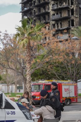 Afectats de l'incendi de l'edifici donen les seues dades a un agent de Policia Nacional