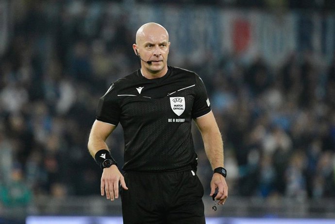 Archivo - El colegiado polaco Szymon Marciniak durante un partido