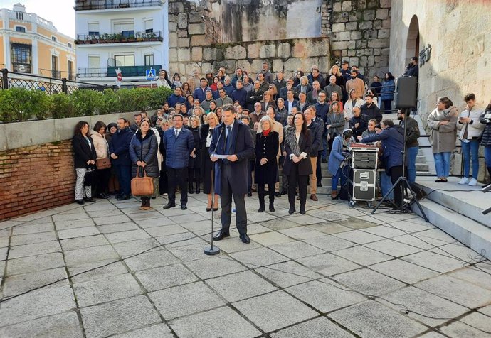Minuto de silencio a las puertas de Presidencia de la Junta de Extremadura con motivo del Día Europeo de las Víctimas del Terrorismo