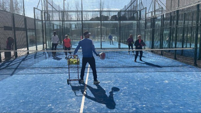 Archivo - Escuela deportiva de pádel.