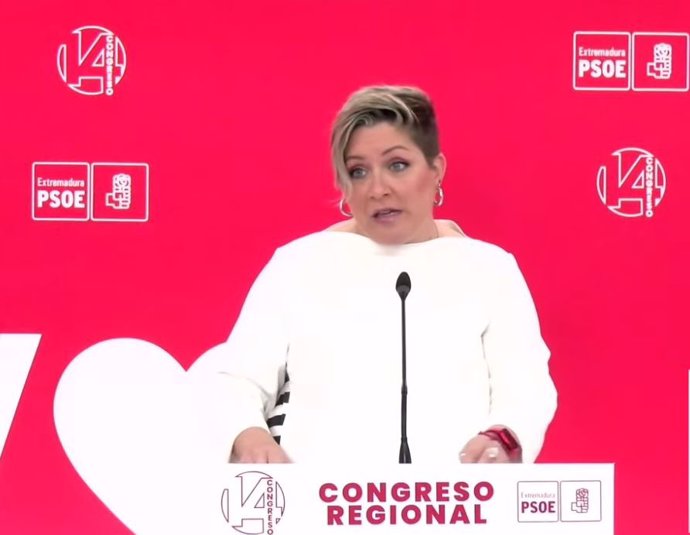 La portavoz del PSOE de Extremadura, Soraya Vega, en rueda de prensa este lunes en Mérida,