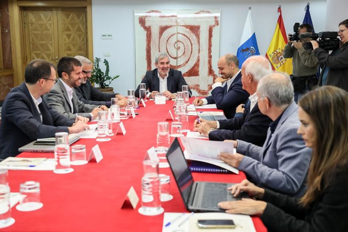 El presidente de Canarias, Fernando Clavijo, analiza los proyectos incluidos en la Agenda Canaria 2030 con el rector de la Universidad de Las Palmas de Gran Canaria (ULPGC), Lluis Serra, y de la Universidad de La Laguna (ULL), Francisco Javier García