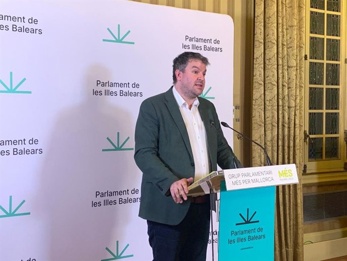 El portavoz de MÉS per Mallorca en el Parlament, Lluís Apesteguia, en rueda de prensa.