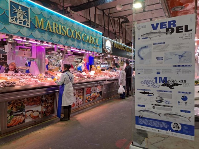 Cartel de la campaña 'Doce meses, doce peces' en una pescadería.