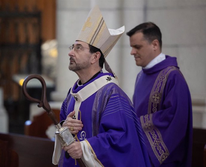 El cardenal arzobispo de Madrid y vicepresidente de la Conferencia Episcopal Española (CEE), José Cobo (i), durante el funeral por el vigésimo aniversario del 11-M, en la Catedral de la Almudena, a 11 de marzo de 2024, en Madrid (España). 