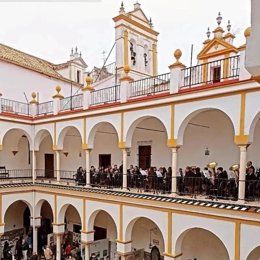 El claustro de San Leandro lleno de público y música el pasado sábado con motivo de la exposición 'De Corazón'.