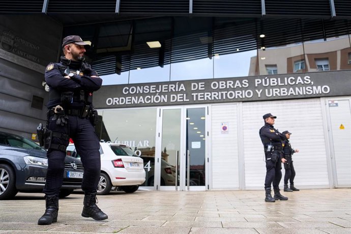Archivo - Agentes de la Policía Nacional en la sede de la Consejería de Obras Públicas cuando se destapó la 'trama de Carreteras' hace un año