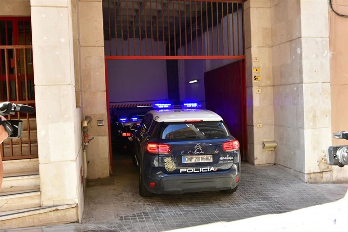 Archivo - Imagen de archivo de un vehículo de Policía Nacional entrando al Juzgado de Menores Número 1 de Ceuta 