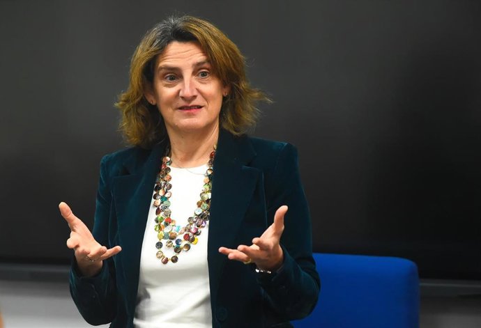 La vicepresidenta tercera del Gobierno y ministra para la Transición Ecológica y el Reto Demográfico, Teresa Ribera (c), durante un encuentro con estudiantes. A 11 de marzo de 2024, en Málaga (Andalucía, España). La vicepresidenta tercera del Gobierno y