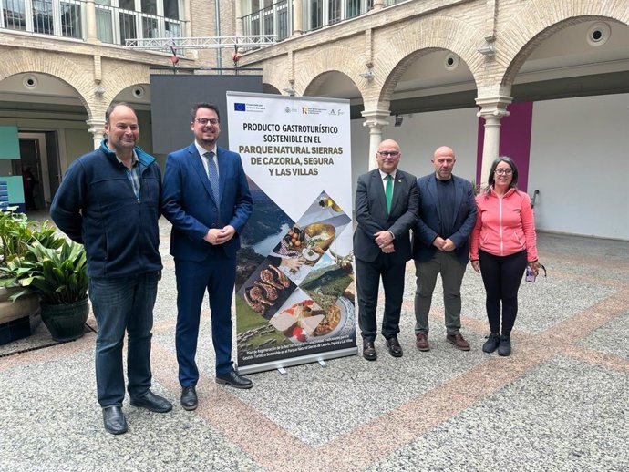 Autordades en la jornada del Plan de Sostenibilidad Turística en Destino del Parque Natural de Cazorla, Segura y Las Villas