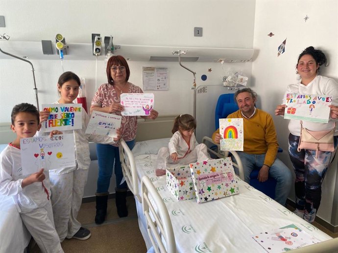 Menores ingresados en el Clínico San Cecilio reciben cartas y dibujos de ánimo de otros pacientes pediátricos