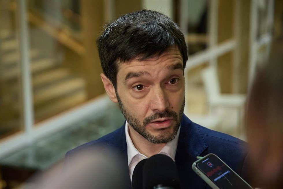 El ministro de Derechos Sociales, Consumo y Agenda 2030, Pablo Bustinduy, ofrece declaraciones en el Congreso de los Diputados, a 11 de marzo de 2024, en Madrid (España). 