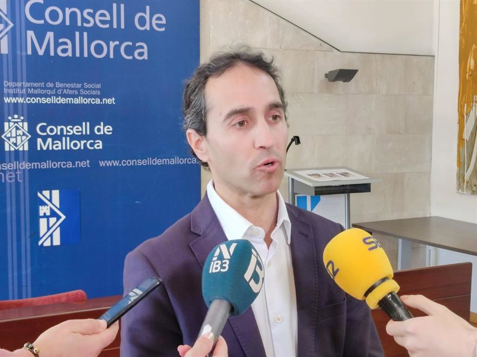 El conseller insular de Bienestar Social y presidente del Instituto Mallorquín de Asuntos Sociales (IMAS), Guillermo Sánchez, este lunes explicando los nuevos recursos de la Red de Inclusión Social.