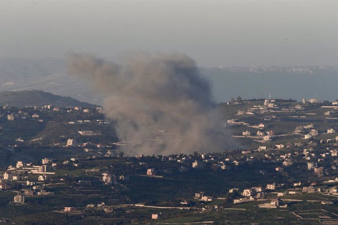 Una columna de humo tras un bombardeo de Israel contra la localidad de Hula, en el sur de Líbano (archivo)