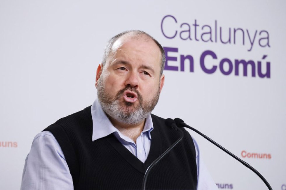 El portavoz de los Comuns, Joan Mena, en rueda de prensa