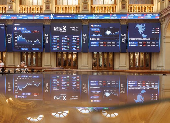 Archivo - Varios paneles del Ibex 35 en el Palacio de la Bolsa, a 22 de septiembre de 2023, en Madrid (España). 