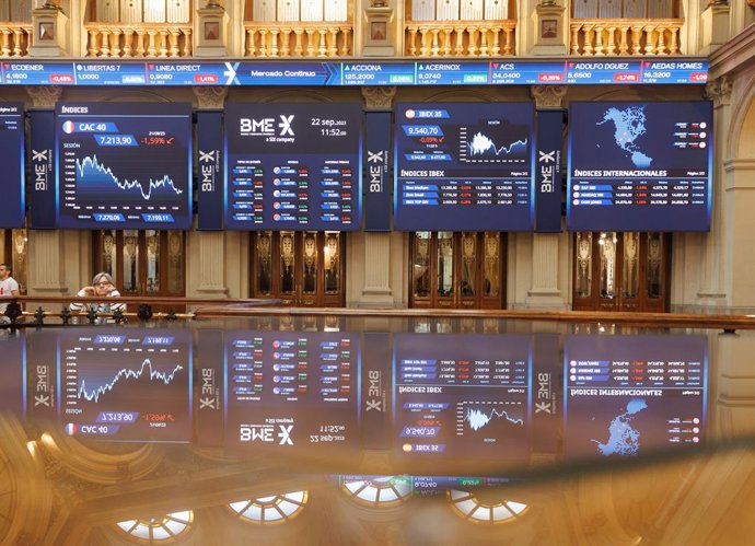 Archivo - Varios paneles del Ibex 35 en el Palacio de la Bolsa, a 22 de septiembre de 2023, en Madrid (España). 