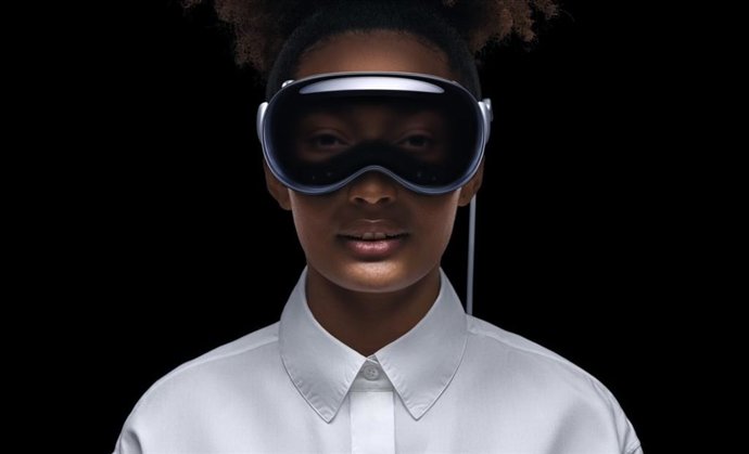 Persona con el visor Apple Vision Pro puesto