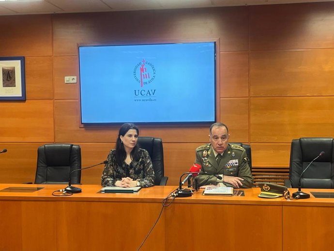 Lourdes Miguel, vicerrectora de Ordenación Académica Álvaro Capella, subdelegado de Defensa en Ávila